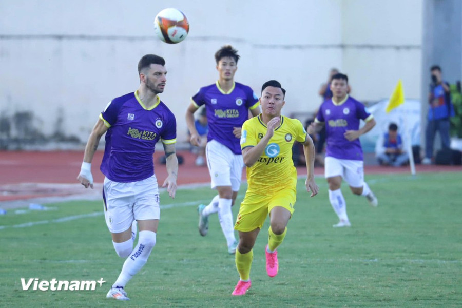 Câu lạc bộ Đông Á Thanh Hóa (áo vàng) lên ngôi vô địch tại Cúp Quốc gia 2023-2024 sau khi vượt qua Hà Nội FC trong trận chung kết. (Ảnh: Việt Anh/Vietnam+) Câu lạc bộ Đông Á Thanh Hóa (áo vàng) lên ngôi vô địch tại Cúp Quốc gia 2023-2024 sau khi vượt qua Hà Nội FC trong trận chung kết. (Ảnh: Việt Anh/Vietnam+)