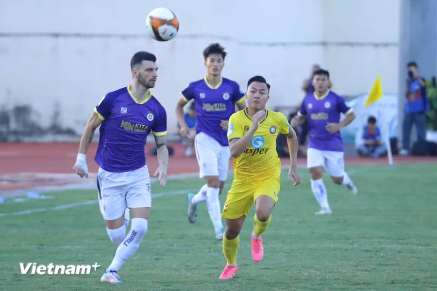 Câu lạc bộ Đông Á Thanh Hóa (áo vàng) lên ngôi vô địch tại Cúp Quốc gia 2023-2024 sau khi vượt qua Hà Nội FC trong trận chung kết. (Ảnh: Việt Anh/Vietnam+) Câu lạc bộ Đông Á Thanh Hóa (áo vàng) lên ngôi vô địch tại Cúp Quốc gia 2023-2024 sau khi vượt qua Hà Nội FC trong trận chung kết. (Ảnh: Việt Anh/Vietnam+)