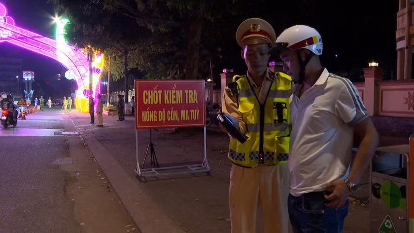 Thông báo kết quả kiểm tra nồng độ cồn đối với người điều khiển phương tiện tham gia giao thông. Ảnh: T.D