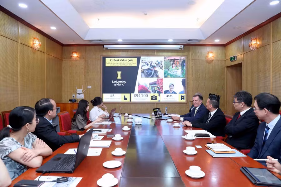 Đại học Hiroshima (Nhật Bản) và Đại học Idaho (Mỹ) trao đổi các thông tin về chương trình đào tạo ngành bán dẫn và một số ngành liên quan, chương trình học bổng cho học sinh, sinh viên Việt Nam. (Ảnh: NIC/Vietnam+) Đại học Hiroshima (Nhật Bản) và Đại học Idaho (Mỹ) trao đổi các thông tin về chương trình đào tạo ngành bán dẫn và một số ngành liên quan, chương trình học bổng cho học sinh, sinh viên Việt Nam. (Ảnh: NIC/Vietnam+)