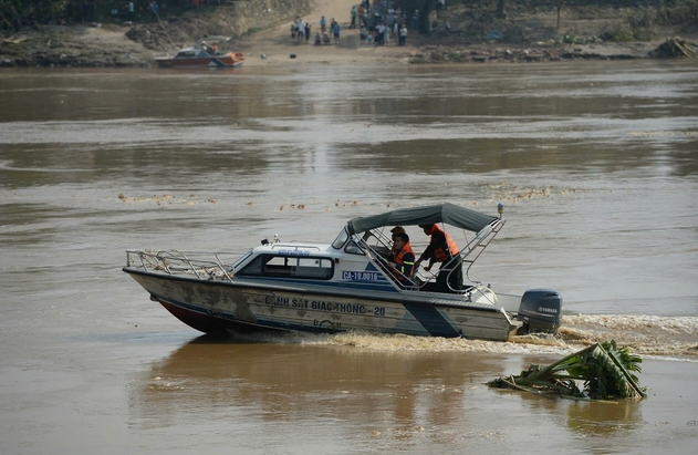 Lực lượng chức năng tìm kiếm, cứu nạn các nạn nhân trong vụ sập cầu Phong Châu