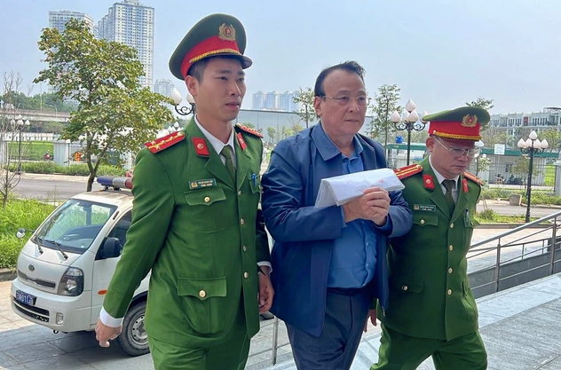 Bị cáo Đỗ Anh Dũng được dẫn giải tới phiên tòa sơ thẩm