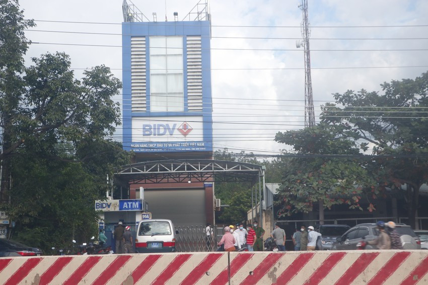 Trước đó, chi nhánh giao dịch của ngân hàng BIDV tại địa phương này cũng bị cướp &quot;ghé thăm&quot; 2 lần. Ảnh: LÊ ÁNH