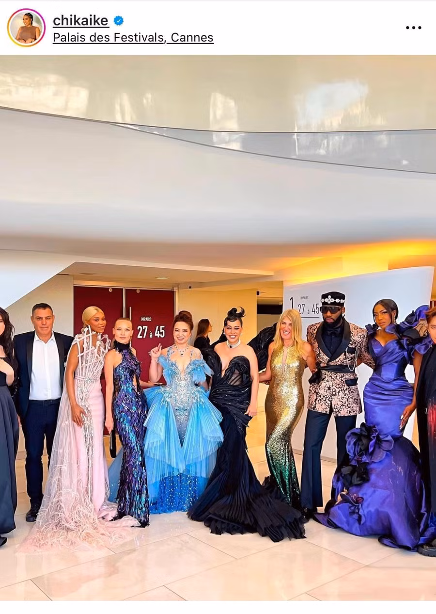 “Sự chú ý đặc biệt đầu tiên đến từ thần thái và phù hợp của doanh nhân Lan Anh với thiết kế quyền lực có phần bí ẩn này , bên cạnh đó kỹ thuật cắt phom corset Châu Âu và các hoạ tiết đính nổi 3d va tone màu ấn tượng đã tạo được sức hút khó cưỡng cho sự xuất hiện của chị trên thảm đỏ Cannes lần này” – NTK Anh Thư nói thêm.