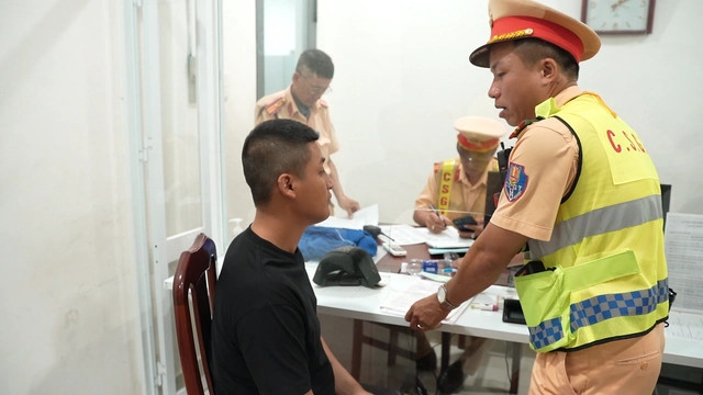 Các đối tượng được đưa về trụ sở công an để làm việc