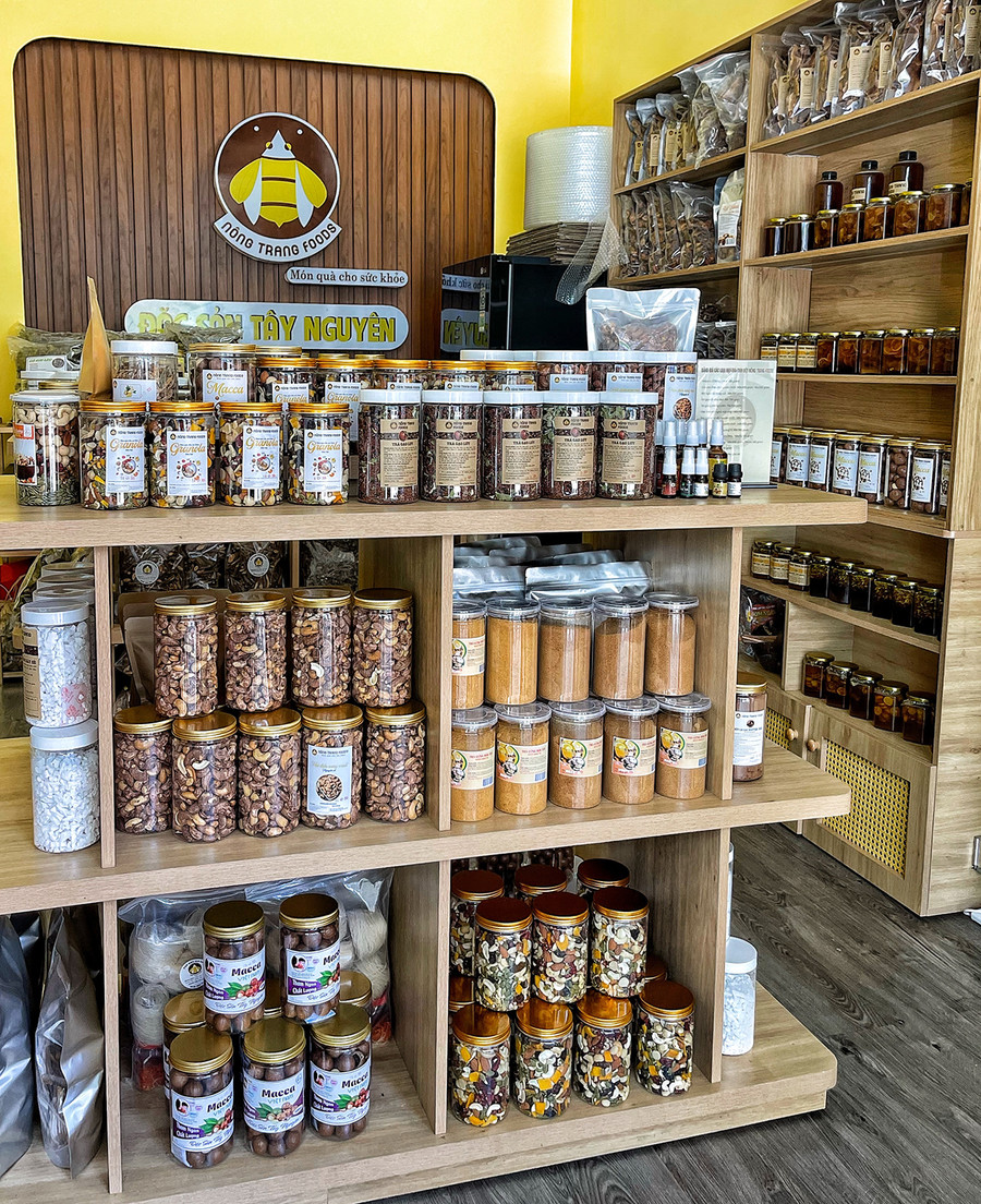 Đặc sản địa phương là những món quà được khách du lịch yêu thích. Ảnh: M.C Đặc sản địa phương là những món quà được khách du lịch yêu thích. Ảnh: M.C