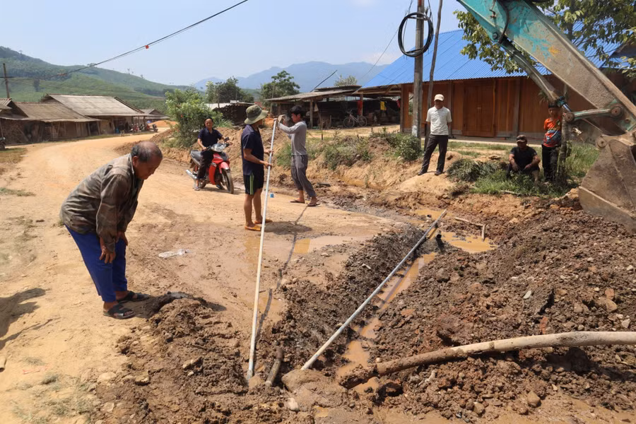 Người dân xã Cư San (huyện M’Drắk) sửa chữa ống dẫn nước về buôn.