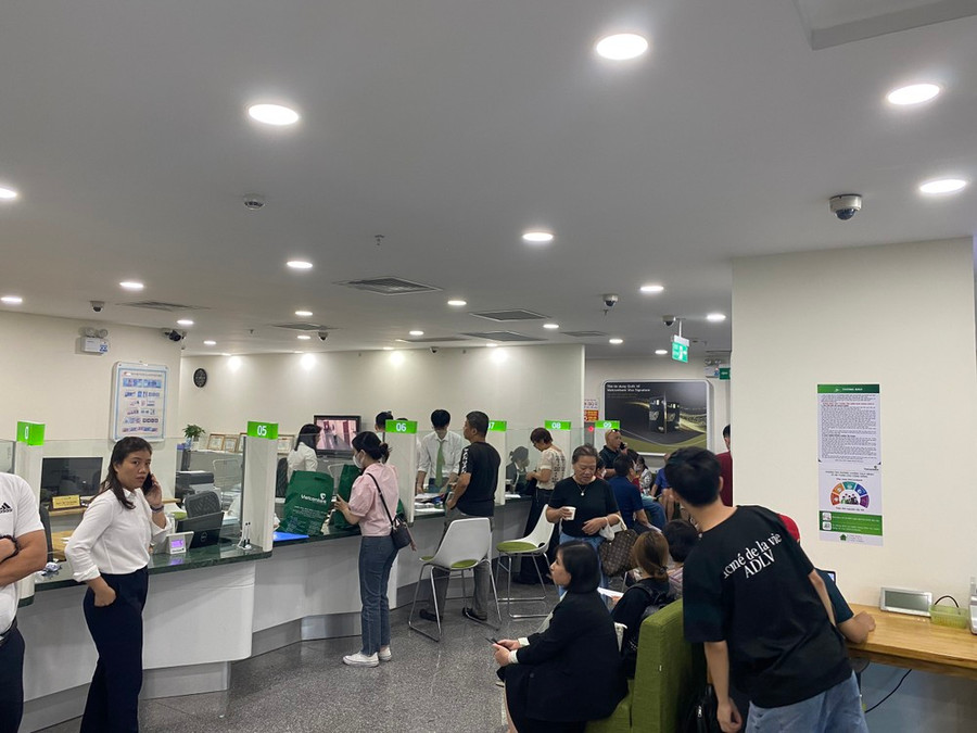 Khách hàng đợi đến lượt giao dịch vàng tại Vietcombank. (Ảnh: Vietnam+)