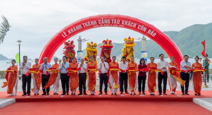 Chủ tịch nước dự Lễ khởi công và khánh thành các công trình quan trọng tại Côn Đảo - Ảnh 1. Chủ tịch nước Võ Văn Thưởng cùng các đại biểu cắt băng khánh thành Cảng tàu khách Côn Đảo
