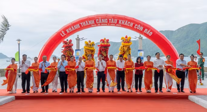 Chủ tịch nước Võ Văn Thưởng cùng các đại biểu cắt băng khánh thành Cảng tàu khách Côn Đảo