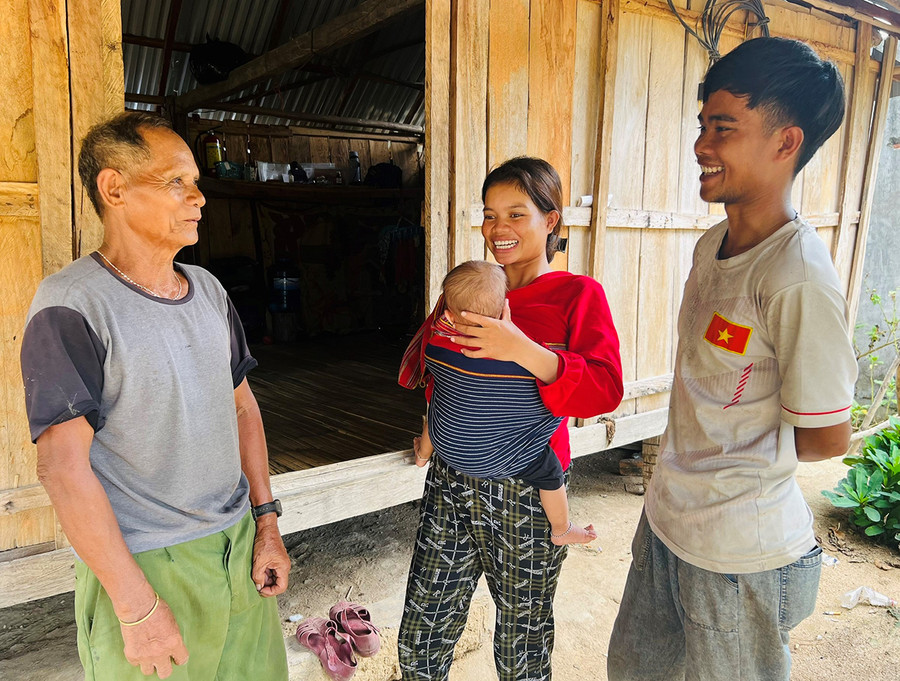 Ông Đinh Chung (bìa trái) trò chuyện với người dân trong làng Pơ Nang. Ảnh: H.P