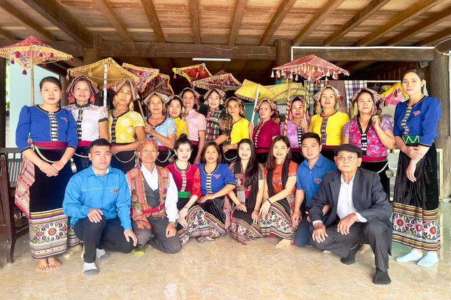 Anh Mùi cùng đoàn viên thanh niên trong một hoạt động trải nghiệm nhằm bảo tồn văn hóa dân tộc Thái. Anh Mùi cùng đoàn viên thanh niên trong một hoạt động trải nghiệm nhằm bảo tồn văn hóa dân tộc Thái.