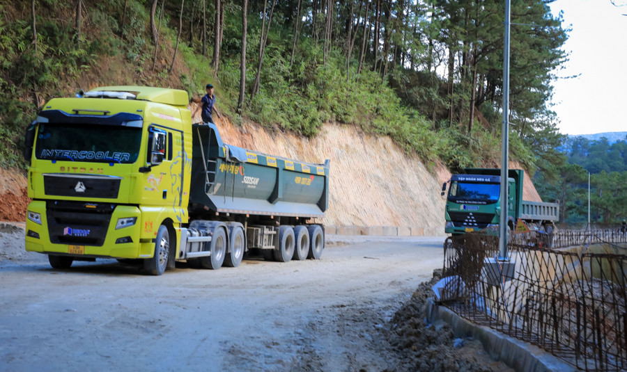 Nhà thầu đang tăng ca, đẩy nhanh tiến độ trong những ngày thời tiết thuận lợi Nhà thầu đang tăng ca, đẩy nhanh tiến độ trong những ngày thời tiết thuận lợi