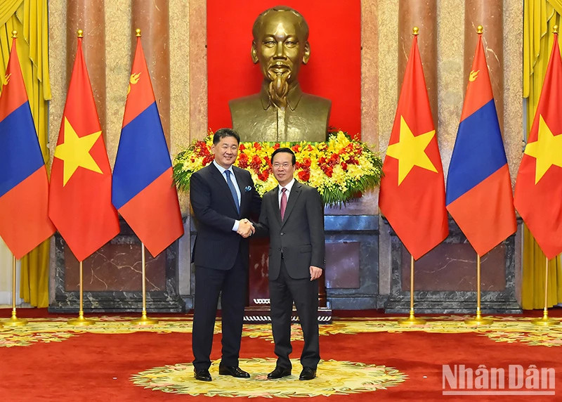 Chủ tịch nước Võ Văn Thưởng và Tổng thống Mông Cổ Ukhnaagiin Khurelsukh. (Ảnh: Thủy Nguyên) Chủ tịch nước Võ Văn Thưởng và Tổng thống Mông Cổ Ukhnaagiin Khurelsukh. (Ảnh: Thủy Nguyên)