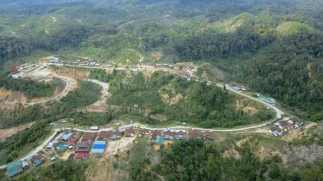 Làng Đăk Tăng nằm trên mỏm đồi lở lói, đằng sau các dãy nhà là vực sâu. Ảnh: Đức Nhật