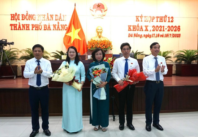 Đà Nẵng có tân Phó chủ tịch UBND Thành phố - Ảnh 1. Lãnh đạo TP. Đà Nẵng chúc mừng ông Trần Chí Cường (thứ 2 từ phải qua) - Ảnh: VGP/Lưu Hương