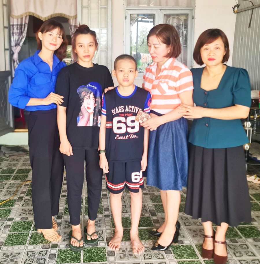 Đoàn Thanh niên xã Chư Đang Ya trao kinh phí ủng hộ của các nhà hảo tâm cho gia đình em Nguyễn Đào Uy Vũ. Ảnh: L.Đ
