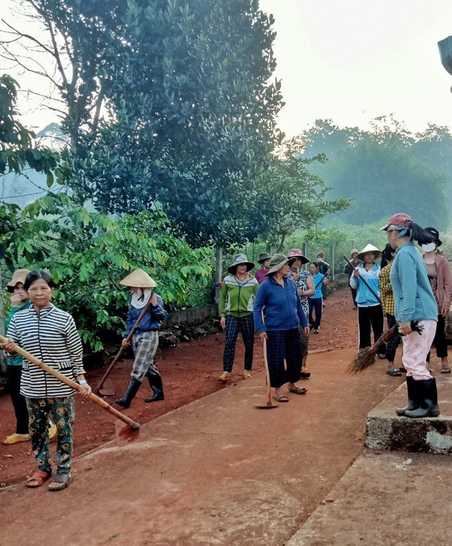 Phụ nữ xã Sơn Lang tham gia dọn vệ sinh, trồng cây xanh nhân Ngày Môi trường thế giới. Ảnh: Hoàng Ngọc