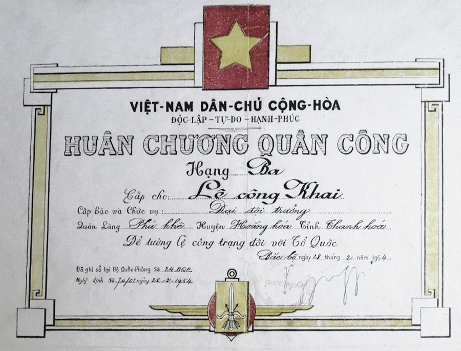 Giấy chứng nhận huân chương (1954) có chữ ký của Đại tướng Võ Nguyên Giáp. Ảnh N.Q.T chụp lại Giấy chứng nhận huân chương (1954) có chữ ký của Đại tướng Võ Nguyên Giáp. Ảnh N.Q.T chụp lại