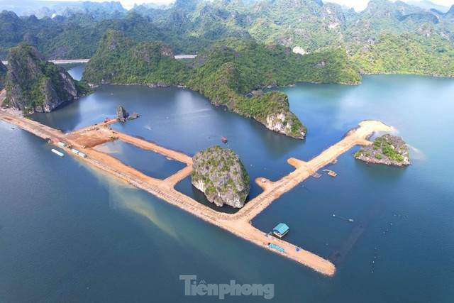 Báo Tiền Phong phản ánh những hòn núi đá bị dự án đổ đất "quây" lại (ảnh nguồn TPO) Báo Tiền Phong phản ánh những hòn núi đá bị dự án đổ đất "quây" lại (ảnh nguồn TPO)