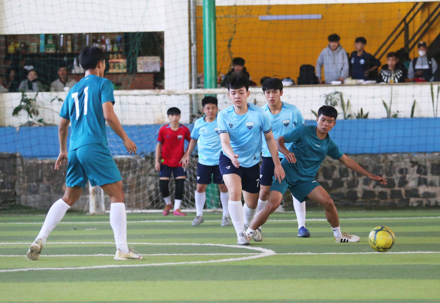 Các cầu thủ THPT Nguyễn Chí Thanh (bìa phải) đã rất hụt hẫng khi bị loại. Ảnh: L.V.N Các cầu thủ THPT Nguyễn Chí Thanh (bìa phải) đã rất hụt hẫng khi bị loại. Ảnh: L.V.N