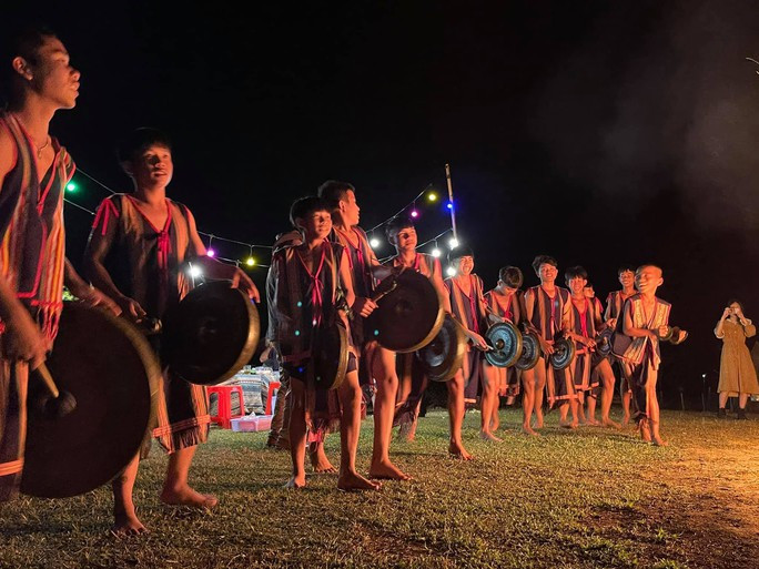 Kon Tum có nền văn hóa đa dạng, đặc sắc với trên 43 dân tộc sinh sống, trong đó có 7 dân tộc tại chỗ gồm: Ba Na, Xơ đăng, J’Rai, Jẻ Triêng, Brâu, Rơ Măm và H’re