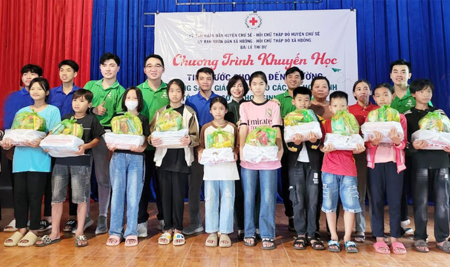 Hội Chữ thập đỏ huyện Chư Sê phối hợp trao tặng sách giáo khoa cho học sinh nghèo, khó khăn xã Hbông. Ảnh: Hồng Ngọc Hội Chữ thập đỏ huyện Chư Sê phối hợp trao tặng sách giáo khoa cho học sinh nghèo, khó khăn xã Hbông. Ảnh: Hồng Ngọc