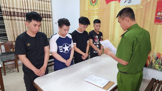 Bắt nhóm người truy đuổi, nổ súng liên tiếp trên đường phố Đà Nẵng - Ảnh 1. Công an quận Thanh Khê tống đạt quyết định khởi tố, bắt tạm giam 3 tháng đối với các đối tượng