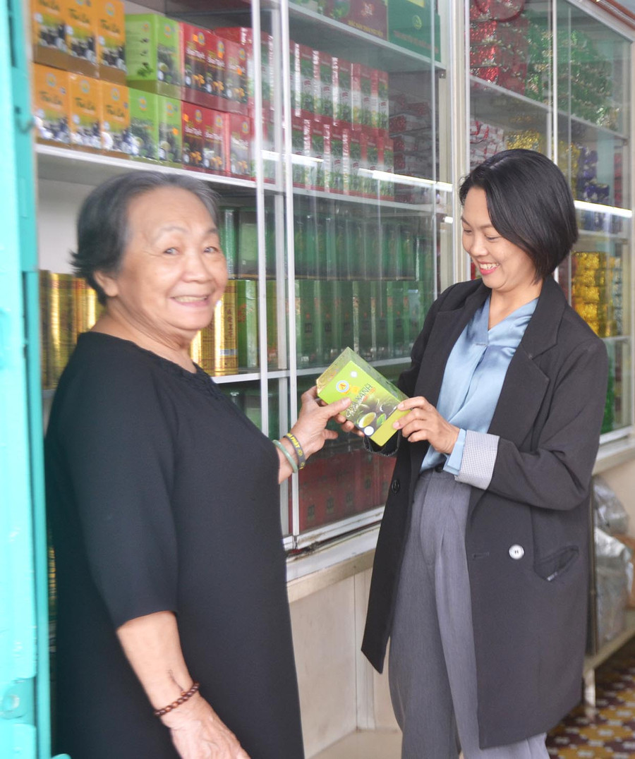 Du khách mua hàng tại Công ty TNHH Thịnh Phát Danh Trà (số 8D Lê Lai, TP. Pleiku). Ảnh: Hoàng Cư Du khách mua hàng tại Công ty TNHH Thịnh Phát Danh Trà (số 8D Lê Lai, TP. Pleiku). Ảnh: Hoàng Cư