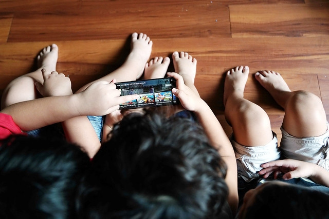 Trẻ có nguy cơ tiếp xúc với những mẫu quảng cáo trò chơi cá cược trên mạng. Ảnh: ĐỘC LẬP Trẻ có nguy cơ tiếp xúc với những mẫu quảng cáo trò chơi cá cược trên mạng. Ảnh: ĐỘC LẬP