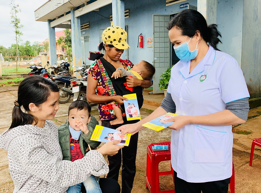 Nhân viên y tế huyện Đak Đoa tuyên truyền, vận động về công tác dân số mỗi gia đình để nuôi dạy con tốt. Ảnh: N.N Nhân viên y tế huyện Đak Đoa tuyên truyền, vận động về công tác dân số mỗi gia đình để nuôi dạy con tốt. Ảnh: N.N
