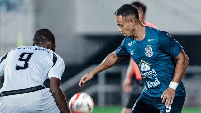 Terengganu thi đấu kém thuyết phục hơn Svey Rieng (phải) rất nhiều.