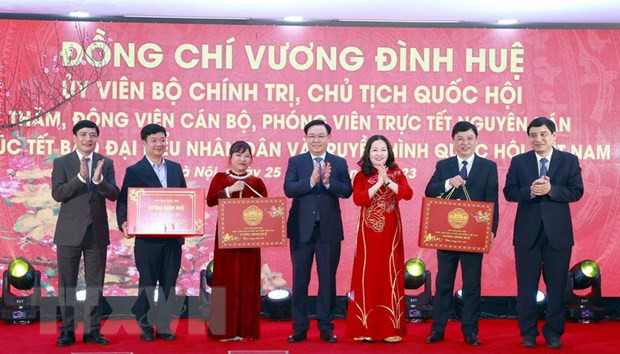 Chủ tịch Quốc hội Vương Đình Huệ tặng quà Báo Đại biểu nhân dân và Truyền hình Quốc hội Việt Nam. (Ảnh: Doãn Tấn/TTXVN)