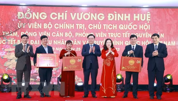 Chủ tịch Quốc hội Vương Đình Huệ tặng quà Báo Đại biểu nhân dân và Truyền hình Quốc hội Việt Nam. (Ảnh: Doãn Tấn/TTXVN)