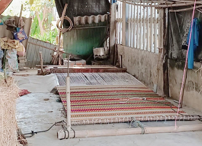 Những chiếc khung dệt nằm phủ bụi, đợi người đưa thoi. Những chiếc khung dệt nằm phủ bụi, đợi người đưa thoi.