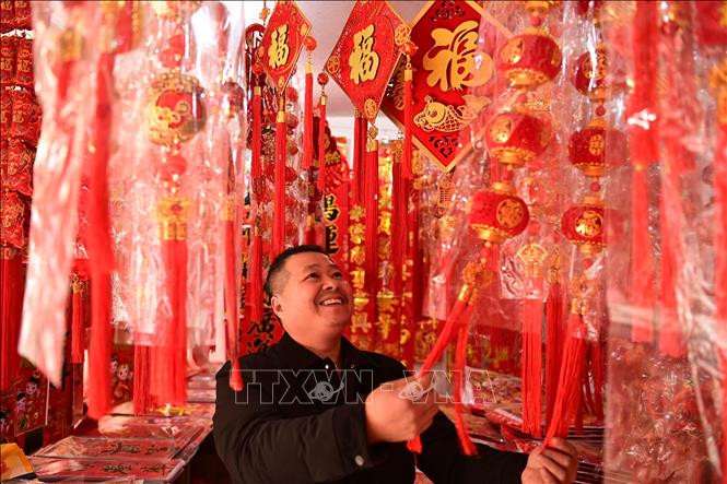 Người dân mua đồ trang trí chuẩn bị cho Tết Nguyên đán tại tỉnh Giang Tô, Trung Quốc. Ảnh: THX/TTXVN Người dân mua đồ trang trí chuẩn bị cho Tết Nguyên đán tại tỉnh Giang Tô, Trung Quốc. Ảnh: THX/TTXVN