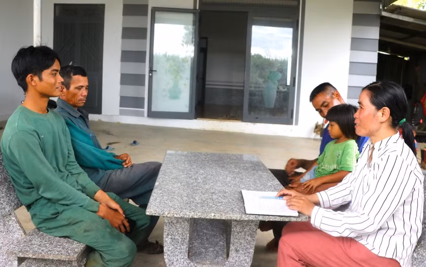 Bà Đinh Thị Xắc (bìa phải)-Bí thư Chi bộ làng Bung Bang Hven (xã Yang Bắc) thường xuyên đến từng hộ dân để tuyên truyền xây dựng làng nông thôn mới. Ảnh: N.M