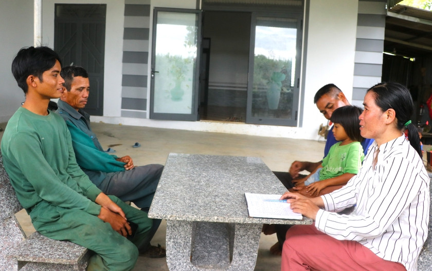 Bà Đinh Thị Xắc (bìa phải)-Bí thư Chi bộ làng Bung Bang Hven (xã Yang Bắc) thường xuyên đến từng hộ dân để tuyên truyền xây dựng làng nông thôn mới. Ảnh: N.M