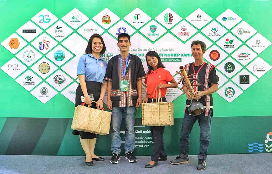 Các sản phẩm từ mây tre bản địa của nhóm Bahnar-Xanh được giới thiệu tại cuộc thi Dự án Khởi nghiệp xanh lần thứ 9-2023 (ảnh nhân vật cung cấp). Các sản phẩm từ mây tre bản địa của nhóm Bahnar-Xanh được giới thiệu tại cuộc thi Dự án Khởi nghiệp xanh lần thứ 9-2023 (ảnh nhân vật cung cấp).