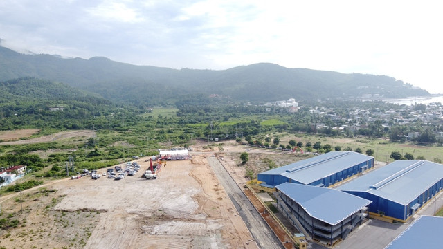 Đà Nẵng: Khai thác cảng Liên Chiểu xứng tầm vị thế cảng biển đặc biệt - Ảnh 2. Đường nối cảng Liên Chiểu rút ngắn vận chuyển hàng hóa KCN. ẢNH: NGUYỄN TÚ