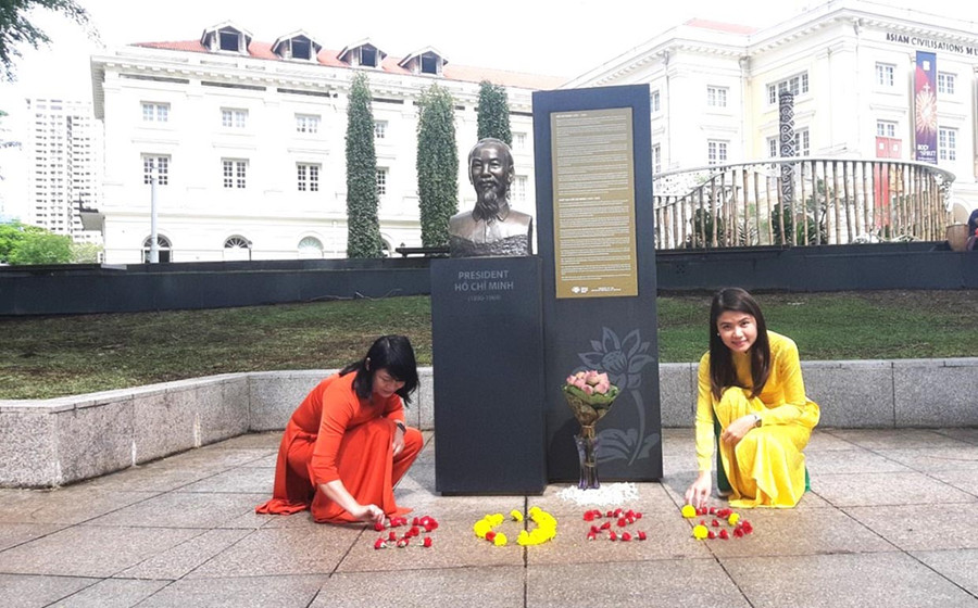 Những năm qua, nhiều người Việt đã đến thăm, đặt hoa dưới công trình tưởng niệm Chủ tịch Hồ Chí Minh tại Singapore. Ảnh: Nguyễn Quang Tuệ Những năm qua, nhiều người Việt đã đến thăm, đặt hoa dưới công trình tưởng niệm Chủ tịch Hồ Chí Minh tại Singapore. Ảnh: Nguyễn Quang Tuệ