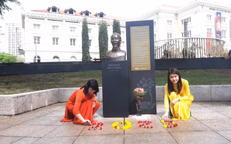 Những năm qua, nhiều người Việt đã đến thăm, đặt hoa dưới công trình tưởng niệm Chủ tịch Hồ Chí Minh tại Singapore. Ảnh: Nguyễn Quang Tuệ
