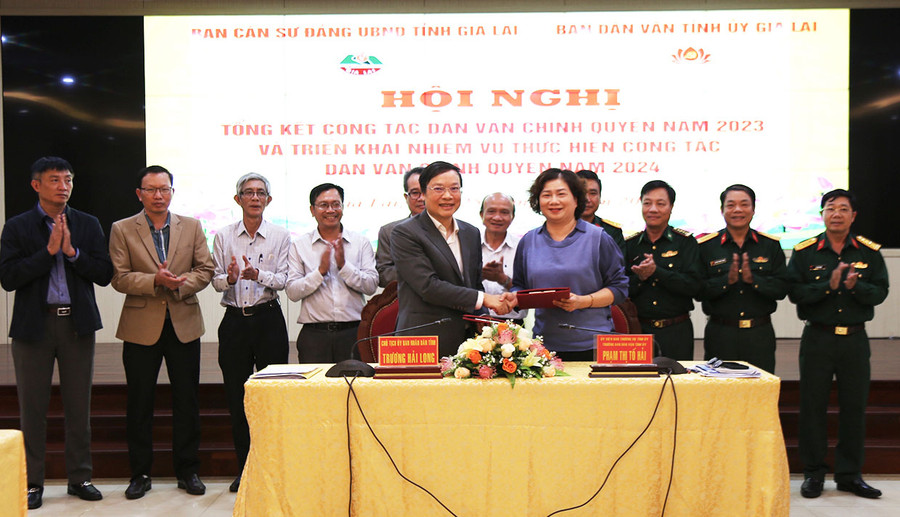 Chủ tịch UBND tỉnh Trương Hải Long và Trưởng ban Dân vận Tỉnh ủy Phạm Thị Tố Hải đại diện 2 đơn vị ký kết phối hợp công tác dân vận chính quyền năm 2024. Ảnh: P.L