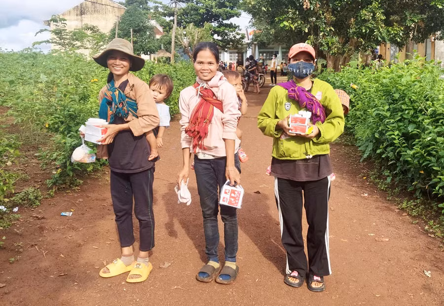 Các bà mẹ có con suy dinh dưỡng trên địa bàn xã Kon Chiêng, huyện Mang Yang được hỗ trợ các sản phẩm năng lượng cao để điều trị suy dinh dưỡng cho trẻ. Ảnh: Như Nguyện