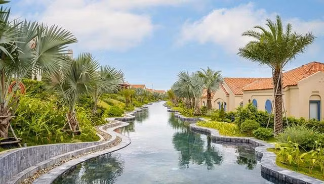 Là khu nghỉ dưỡng giải trí tích hợp mang chủ đề Sân chơi của người khám phá tại thị trấn Mũi Né, cách TP.HCM gần 3 giờ lái xe, dưới sự quản lí của tập đoàn khách sạn hàng đầu Thái Lan Centara Hotels &amp; Resorts. Ảnh: @centarahotelsresorts