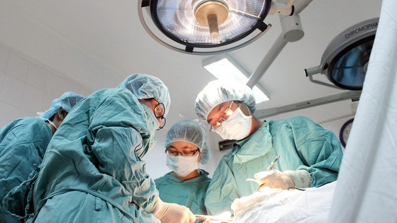 GS Cao Ngọc Thành (bìa trái) đang mổ chuyển giao kỹ thuật cho các bệnh viện khu vực miền Trung - Tây Nguyên GS Cao Ngọc Thành (bìa trái) đang mổ chuyển giao kỹ thuật cho các bệnh viện khu vực miền Trung - Tây Nguyên