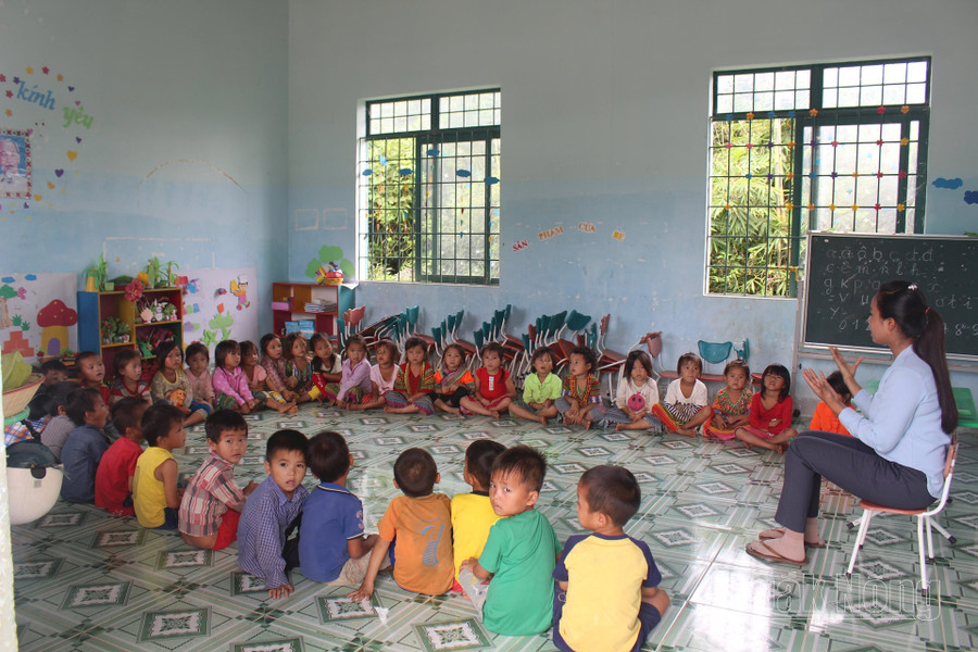Vì thiếu giáo viên nên Trường mầm non Hoa Lan ở xã Đắk R&apos;măng, huyện Đắk Glong ưu tiên tuyển trẻ 5 tuổi.