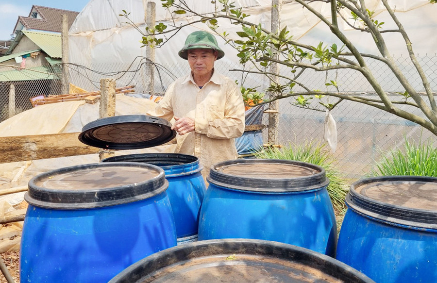 Ông Phạm Doanh Cách (làng Ngai Ngó, xã Ia Hrung, huyện Ia Grai) tự sản xuất phân hữu cơ để bón cho vườn cà phê. Ảnh: P.N