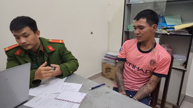 Đoàn Văn Đen (áo hồng) tại cơ quan Công an. Ảnh: LÂM VIÊN