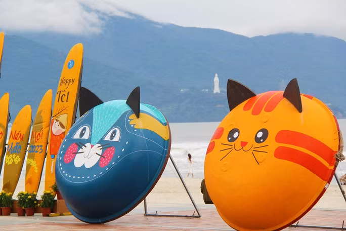 Ngày 21-1, Ban quản lý Bán đảo Sơn Trà và các bãi biển du lịch Đà Nẵng cho biết vừa đưa vào sử dụng hàng loạt mô hình check-in mới lạ, mang chủ đề mừng xuân Quý Mão tại bờ biển thành phố